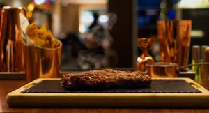 6 steakhouses para quem não dispensa um bom bife