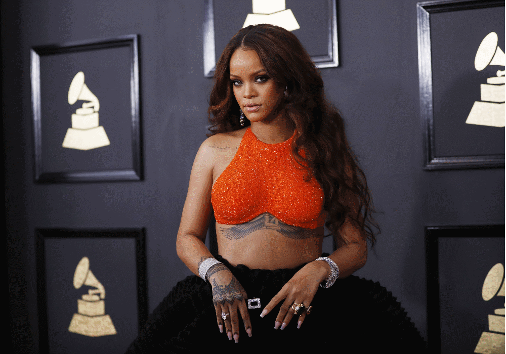 “Good Girl Gone Bad” é o nome de um dos álbuns de sucesso de Rihanna. E uma frase que assenta na perfeição à cantora, de 29 anos, nascida nos Barbados. Quando em palco, a artista destaca-se pela irreverência das suas atuações. Os dotes vocais fazem com que todos se rendam ao talento da cantora que já vendeu discos suficientes para conquistar o seu lugar na história da música. Longe dos palcos e dos estúdios de gravações, Rihanna assume o papel de atriz, modelo, estilista, empresária e filantropa. Facetas que mostram que Rihanna tem talentos que vão muito além de música. Mas as qualidades da artista não se ficam por aqui. A bad girl consegue ser uma das mulheres que mais fazem subir as temperaturas nas redes sociais. A ousadia não conhece limites em Rihanna. Foto após foto, publicação após publicação, todos suspiram com o lado mais ousado da cantora. Percorre a galeria e descobre as fotos mais escaldantes e sensuais da good girl gone bad.