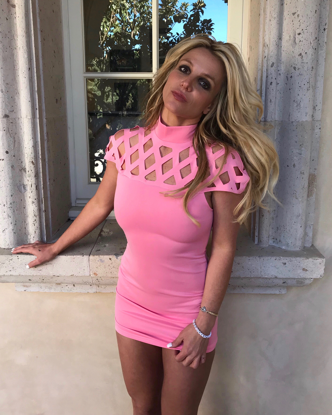 Novas imagens de Britney Spears dão a conhecer os resultados de meses de treinos físicos intensos. Há até quem não reconheça a cantora.