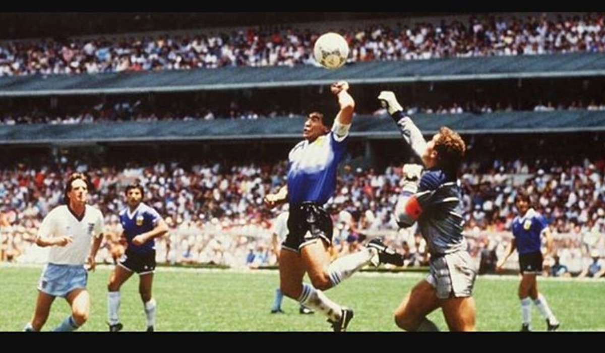 Nem o vídeo-árbitro anulava o golo de Diego Maradona