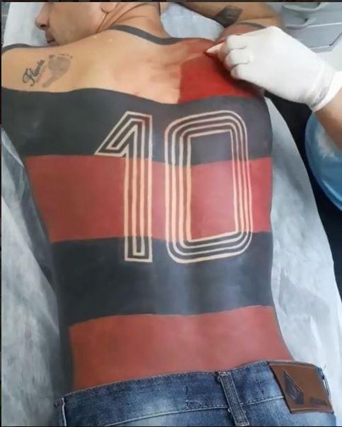 Adepto tatua camisola do clube em tamanho real (e quer mais)