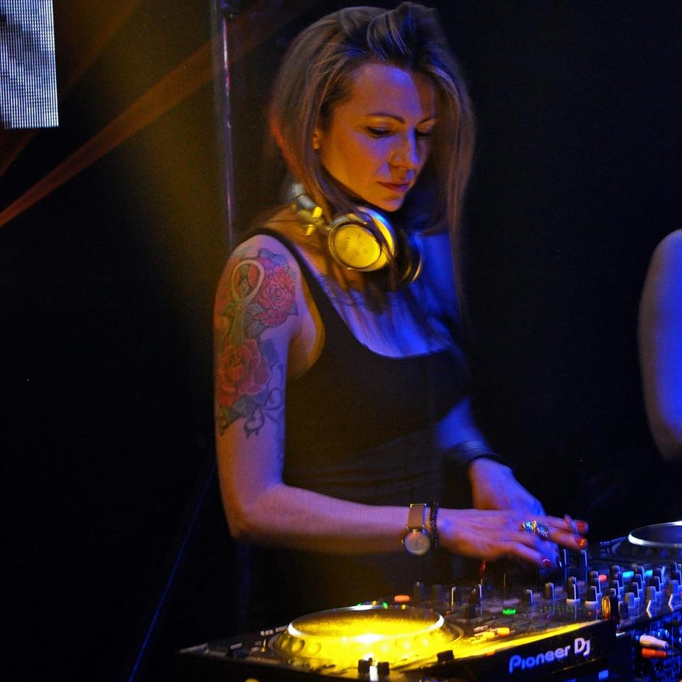 19 DJs portuguesas que nos dão música (e não só)
