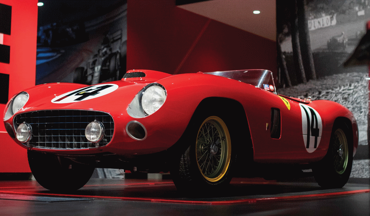O mítico Ferrari conduzido por Fangio pode ir parar à sua garagem