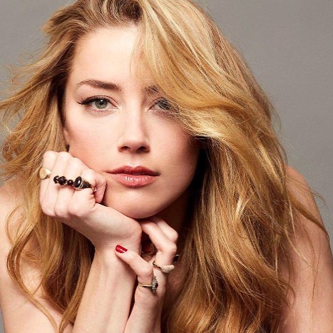 “Mamilos não são gafe”, é a resposta de Amber Heard para quem não gosta da sua transparência