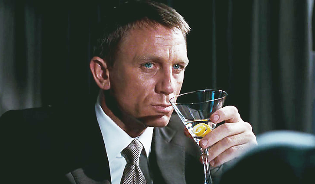 Estudo revela que 007 é um “alcoólico crónico”