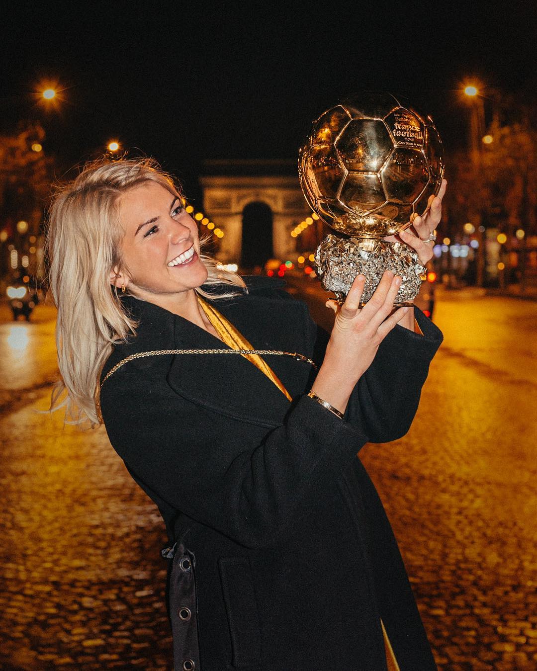 Ada Hegerberg é a primeira mulher a vencer a Bola de Ouro e não se livra da polémica