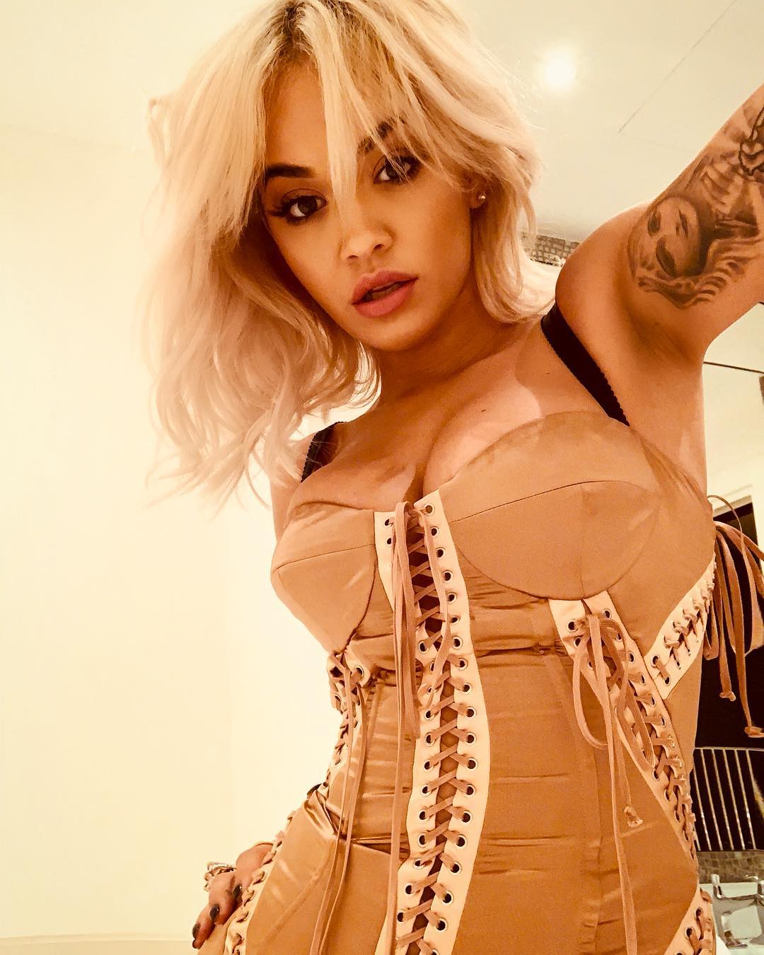 Rita Ora e os problemas para acertar no tamanho dos biquínis