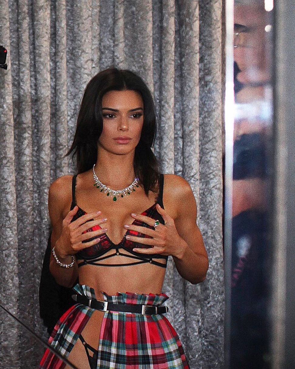Kendall Jenner posa nua e eleva a sensualidade do clã Kardashian a um patamar nunca antes visto