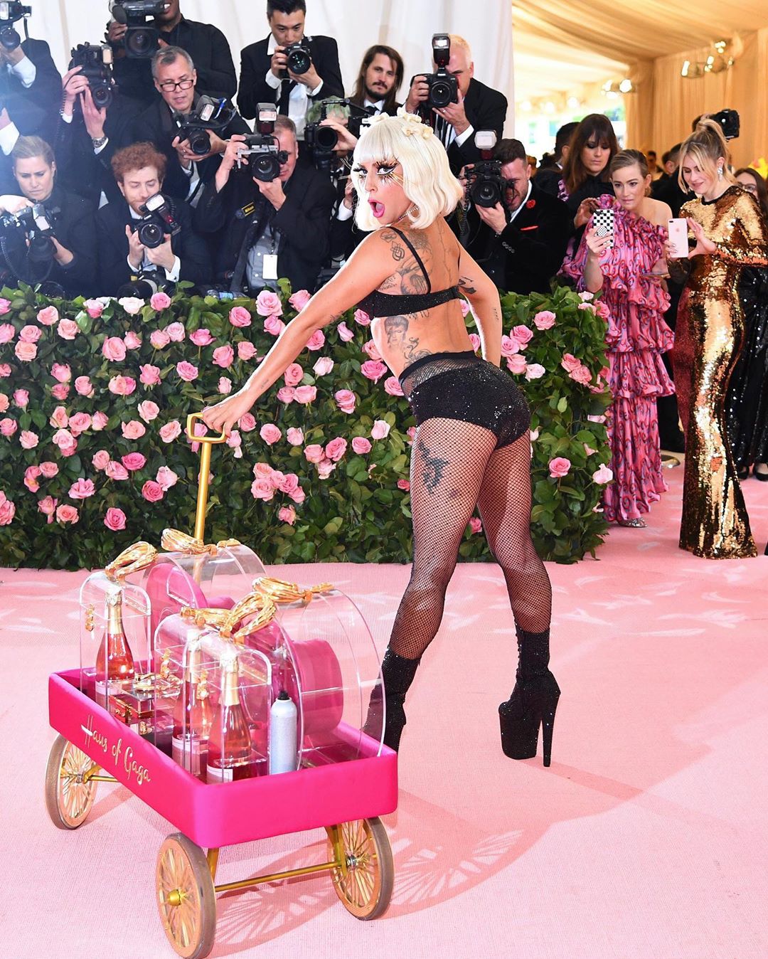 Lady Gaga, quatro mudas de roupa e um strip na passadeira vermelha da MET Gala