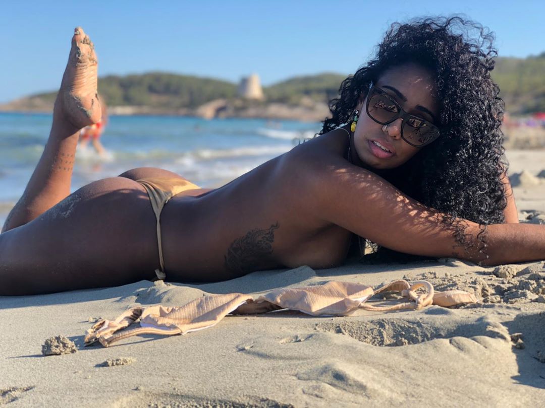 Bailarinas de Anitta provocam caos na praia antes da viagem para Portugal