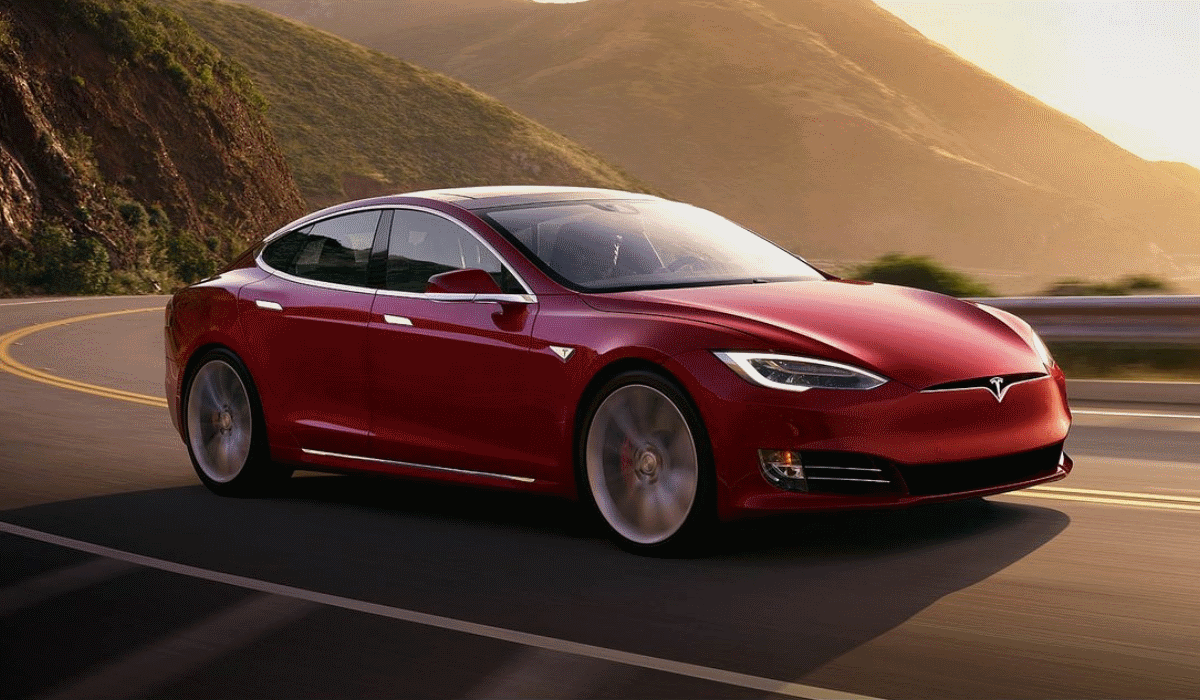 Tesla explica por que motivo o Model S pega fogo sozinho
