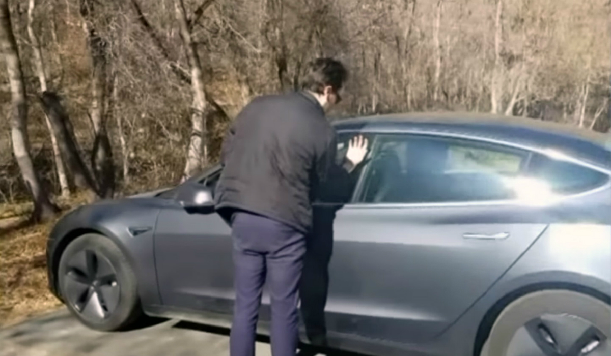 Homem implanta chave da Tesla na mão para destrancar o carro