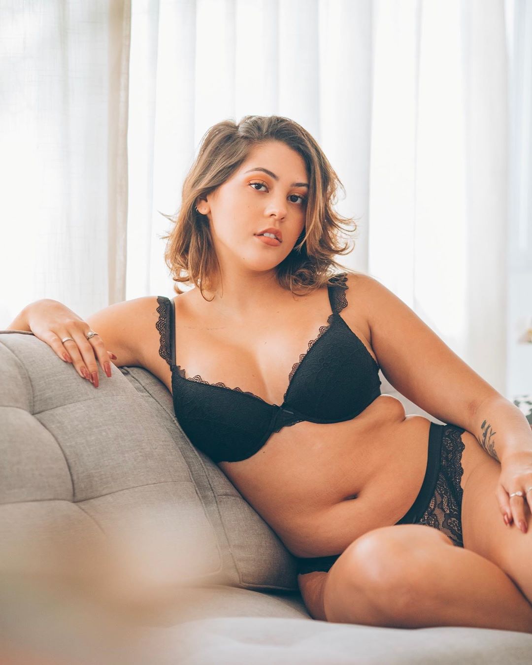Dora Figueiredo, a influencer que gasta quase 200 euros em lingerie para usar num encontro que corre mal