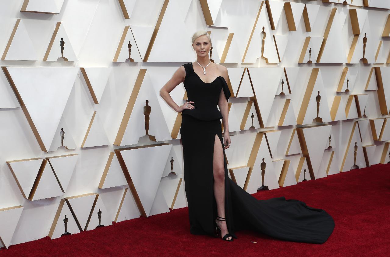 A joia de Charlize Theron, o Óscar de Renée Zellweger e a quase história de Scarlett Johansson