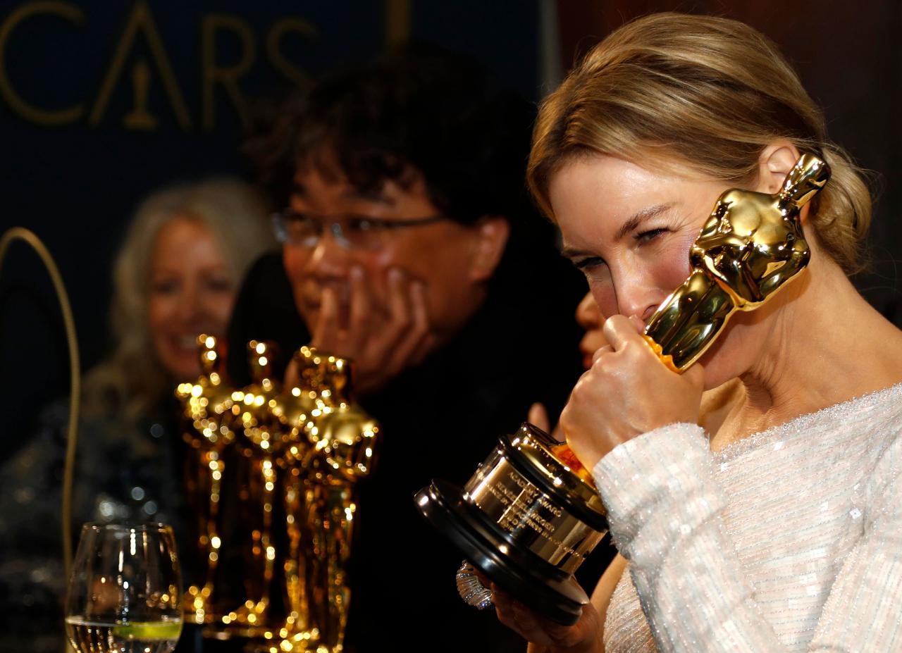 A joia de Charlize Theron, o Óscar de Renée Zellweger e a quase história de Scarlett Johansson