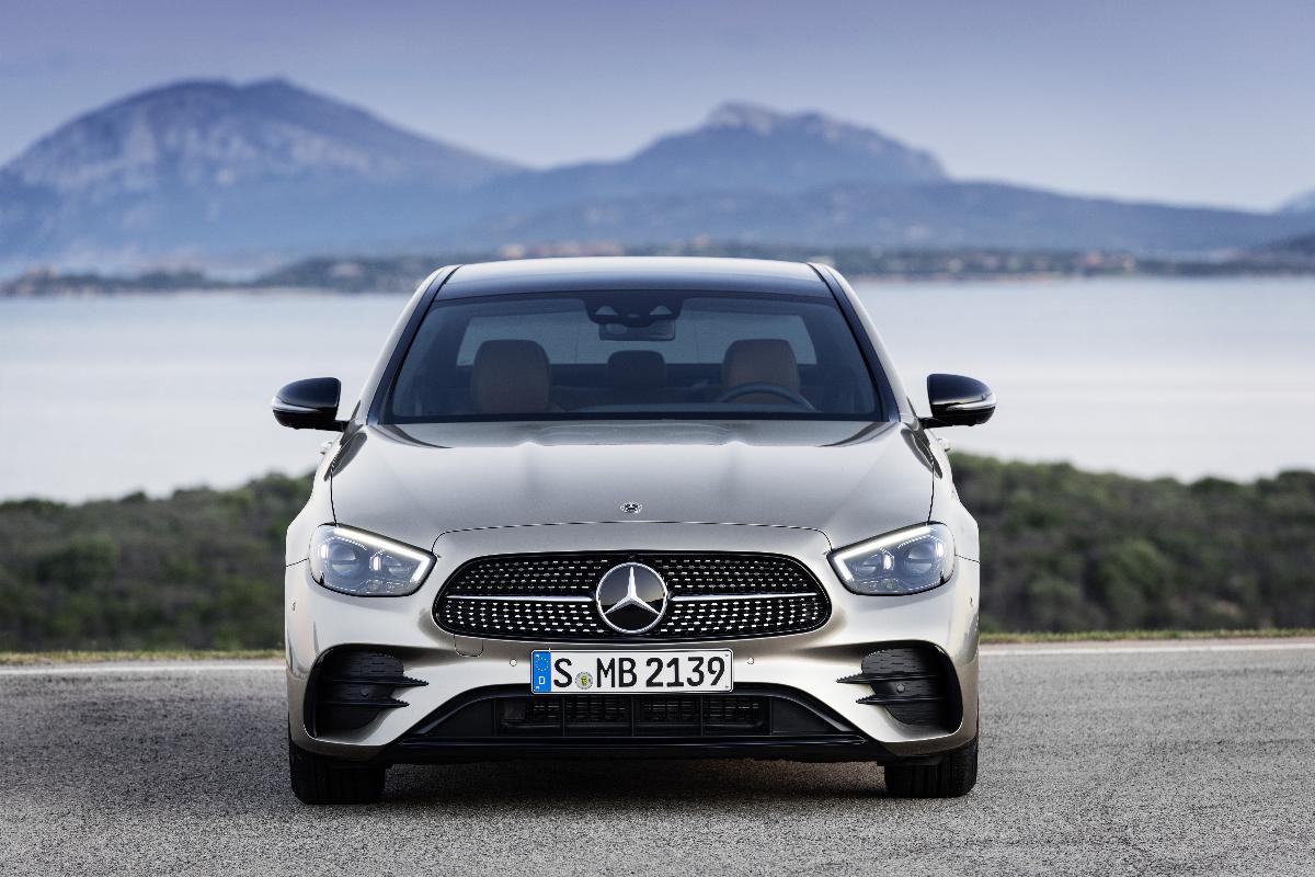 Mercedes-Benz Classe E refresca a imagem e ganha versões eletrificadas