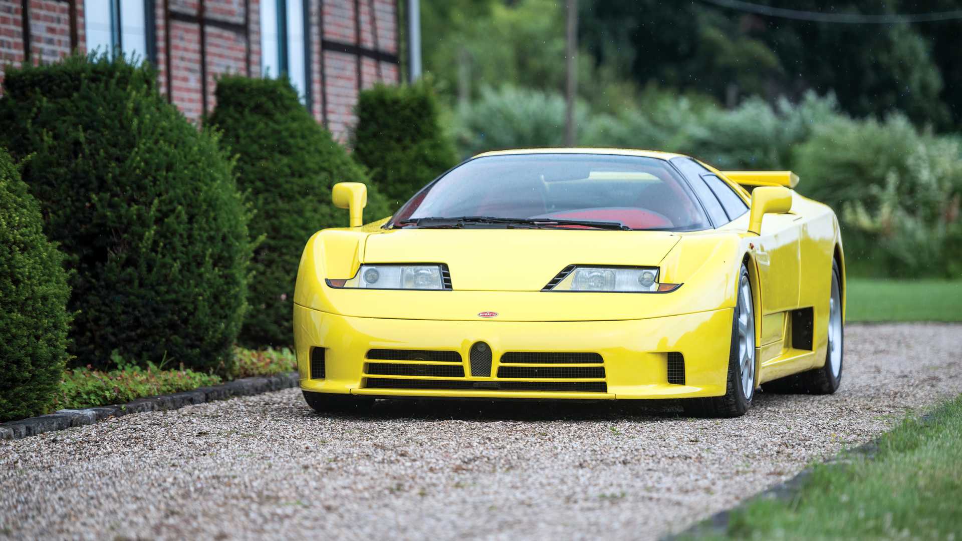 Este Bugatti EB110 SS é o único em amarelo com interior em vermelho
