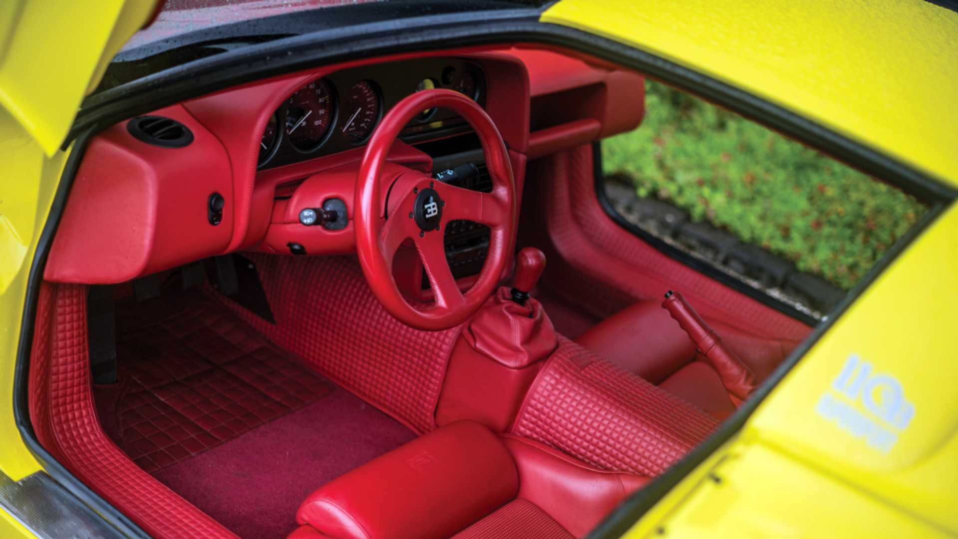Este Bugatti EB110 SS é o único em amarelo com interior em vermelho