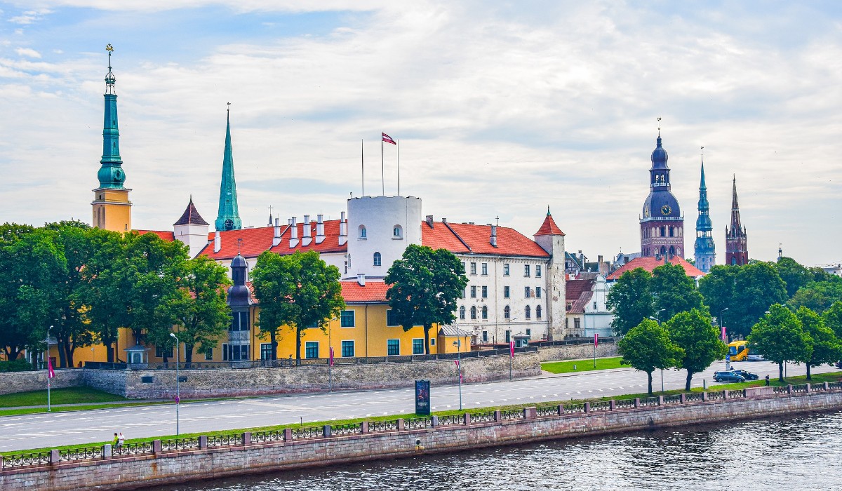 Riga combina história, cultura e modernidade e até tem praia
