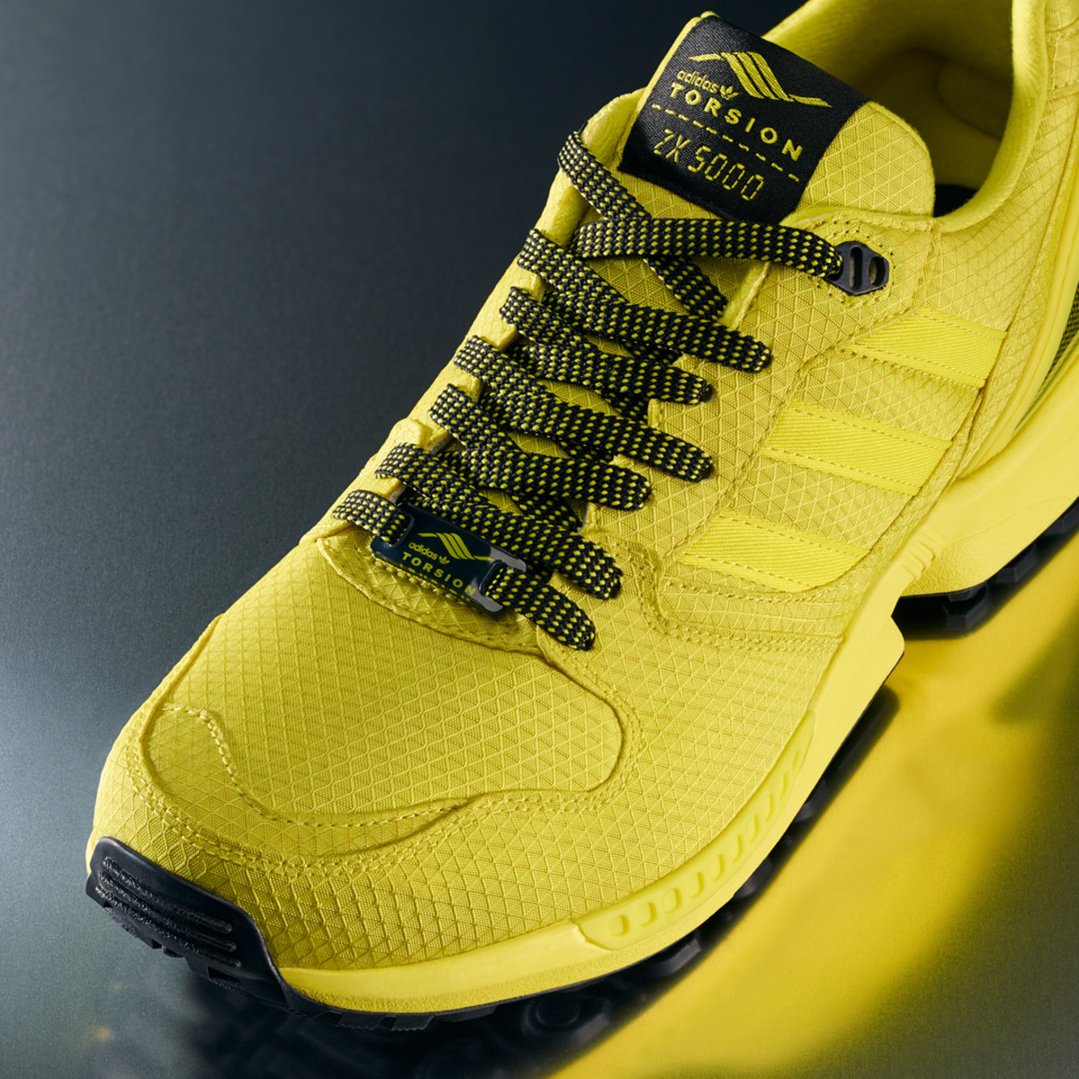 Adidas lança ténis feitos de Kevlar amarelo