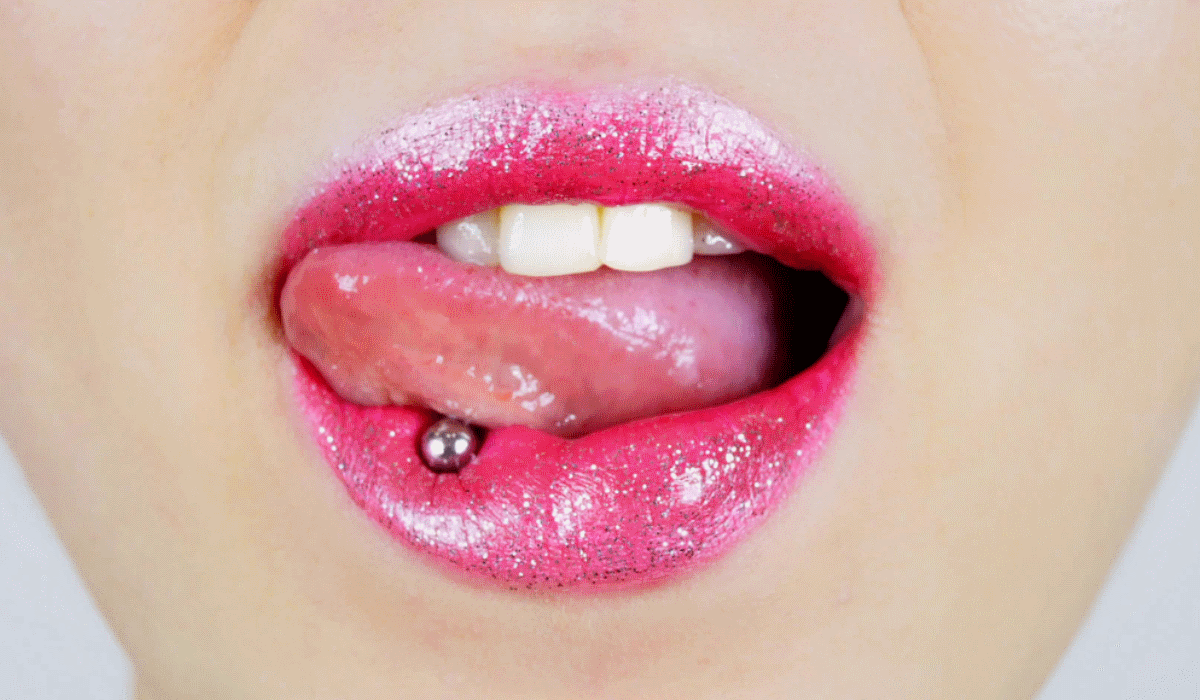 Piercing vibratório de língua promete elevar o sexo oral para um novo patamar