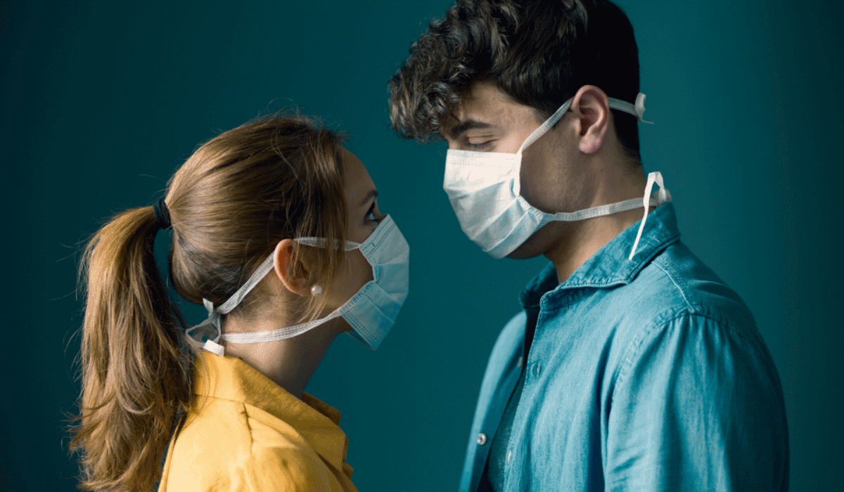 Coronavírus: descubra se é mesmo boa ideia usar duas máscaras em simultâneo
