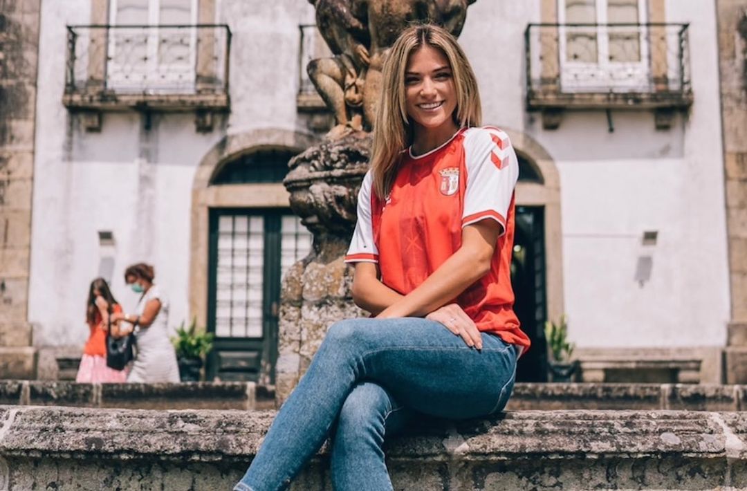 Paige Almendariz, do namoro com jogador do Arsenal ao talento com bola e ao salto para Braga
