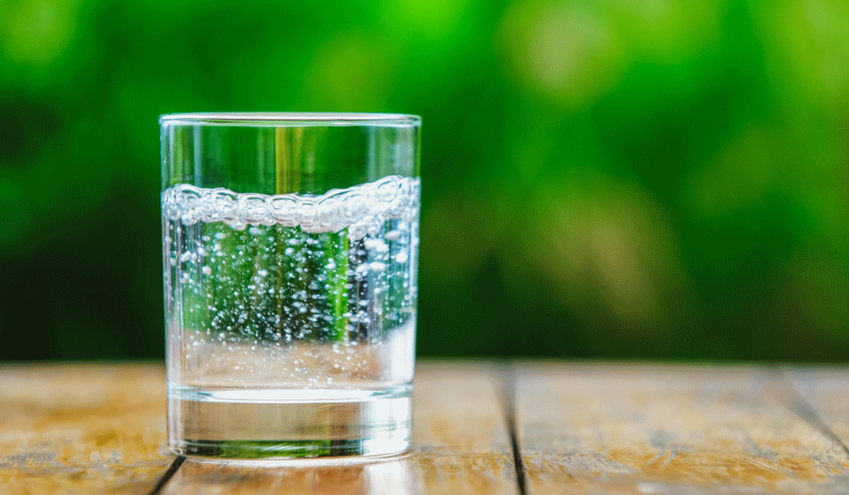 Descubra por que a água com gás ajuda na digestão