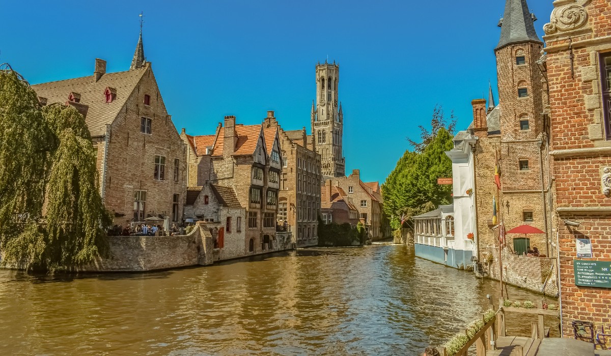 Bruges, a cidade com traços medievais que é conhecida pelos canais, cerveja e chocolate