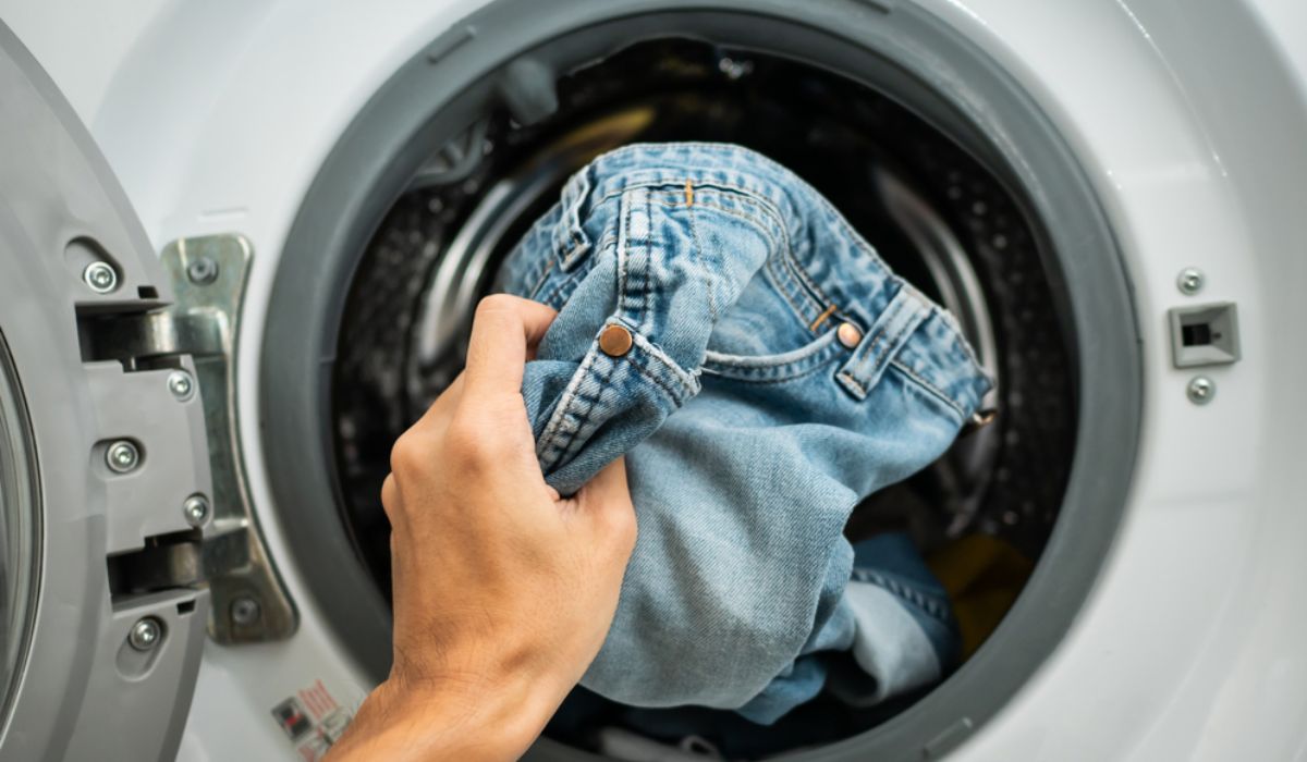Quanto em quanto tempo deverá lavar as calças de ganga? Aqui tem a resposta