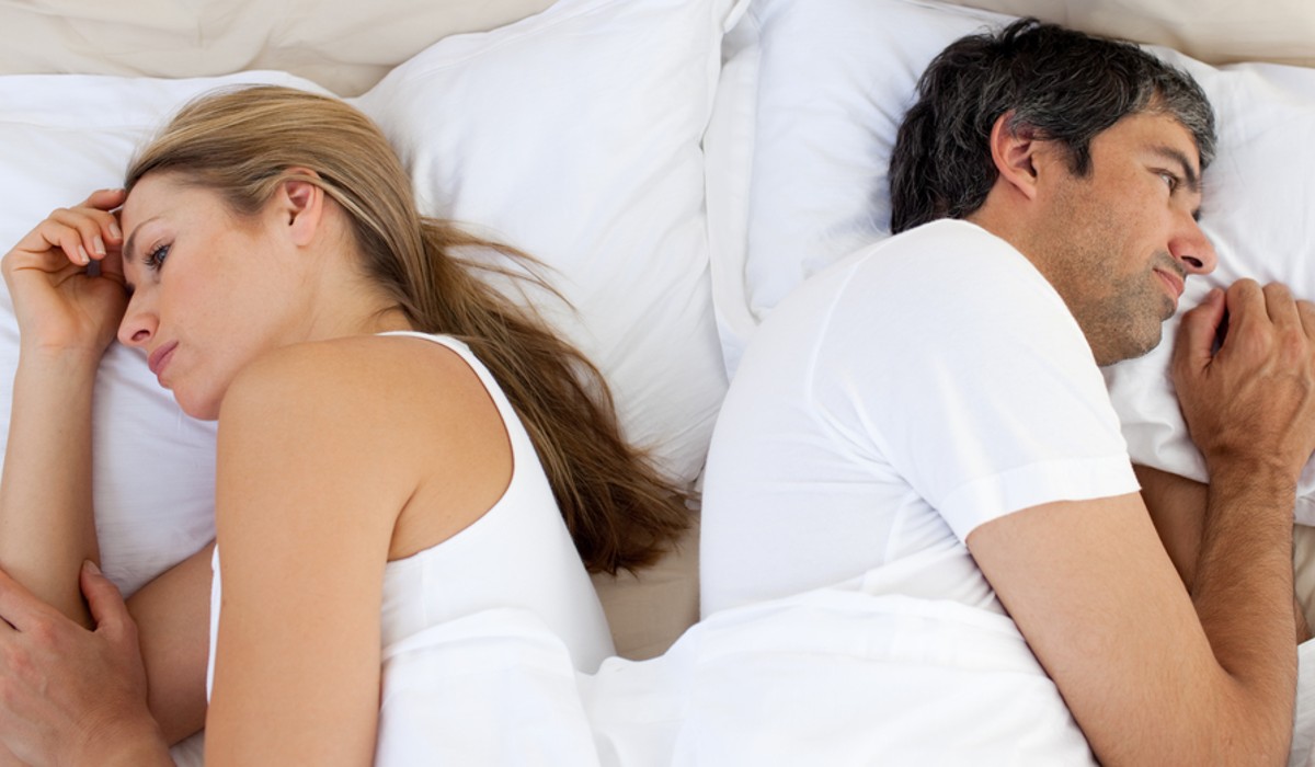 A solução para dormir melhor é assunto tabu entre o casal