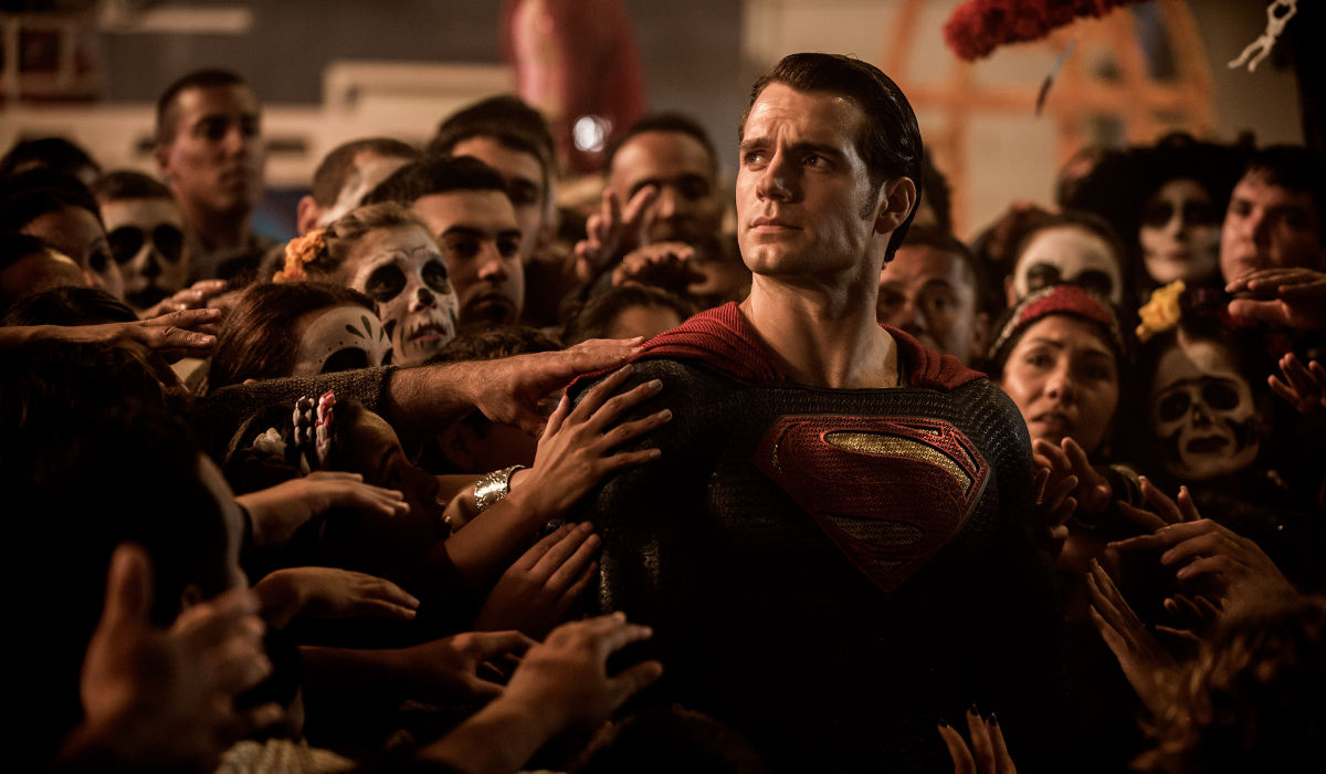 Henry Cavill vai voltar a vestir o fato do Super-Homem