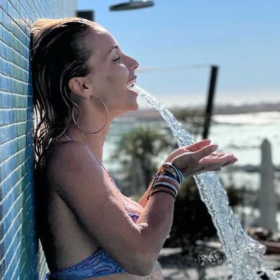 Luciana Abreu cada vez mais sexy em piscina com cascata