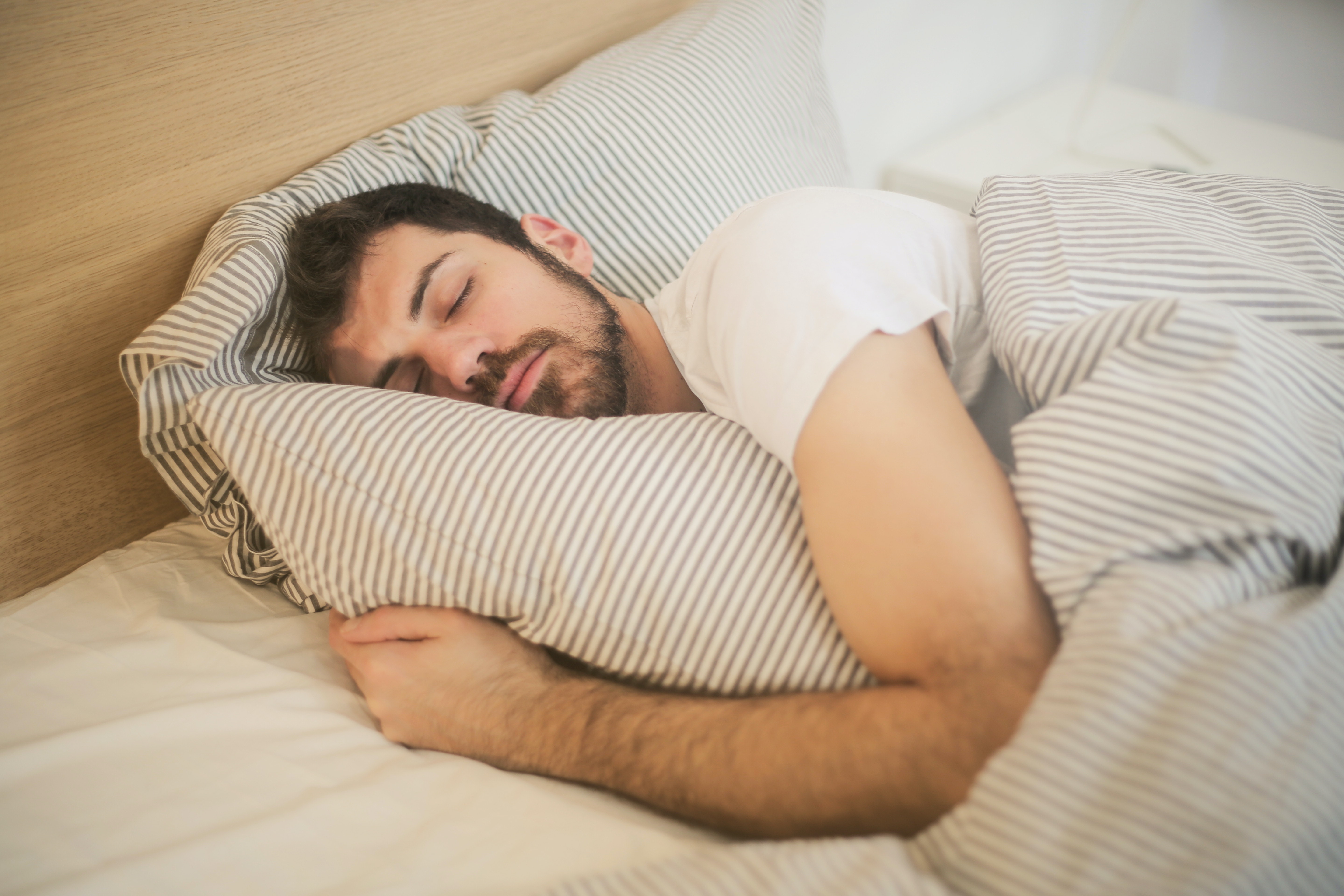 A forma como dorme pode ajudar a prevenir o aparecimento de rugas