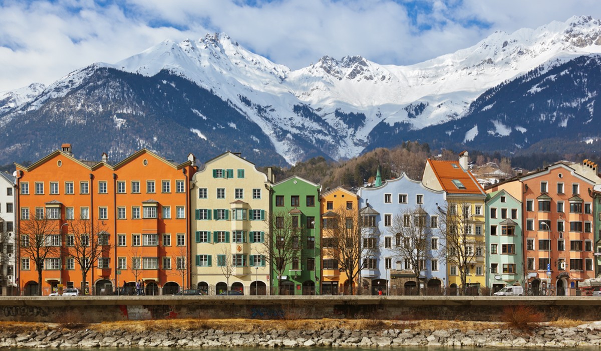 As montanhas, o esqui e a capital Innsbruck da província austríaca de Tirol